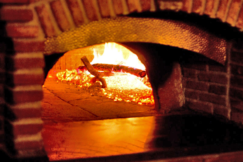 Pizze in forno a legna